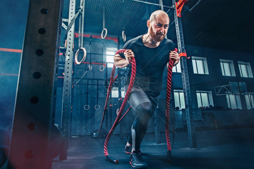 绳子的男人的绳索在健身房锻炼运动量来找到图片