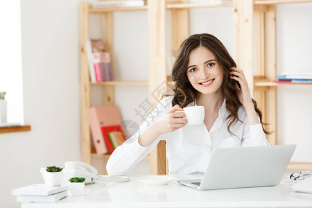 征集令女自由职业者或商业妇女使用Labtop在现代办公室工作商业和技术概念背景