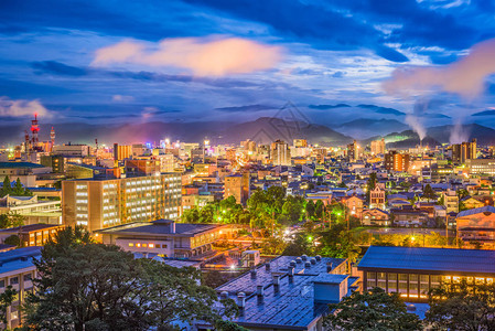 鸟取黄昏时分的日本城市天际线图片