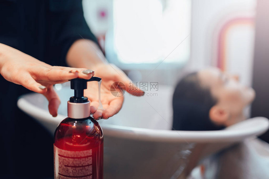 女理发师用洗发水美发沙龙清洗顾客头发美容工作室的发型制作工艺