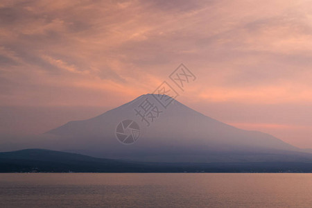 夕阳下山中湖倒影的富士山图片