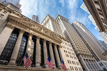 纽约证券交易所的外部世界上最大的证券交易所由市场资本化和最强大的全球金融机构华尔街曼哈顿下城美国纽约市背景图片