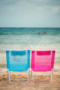 沙滩上2把折叠椅度假主题图片