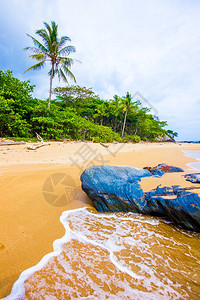 美丽的热带海滩与棕榈在兰塔岛海岛泰国图片
