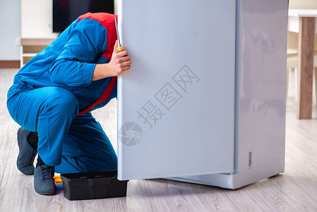维修破损冰箱的专业承包商图片