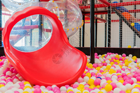儿童游乐场用彩色球的塑料滑梯图片