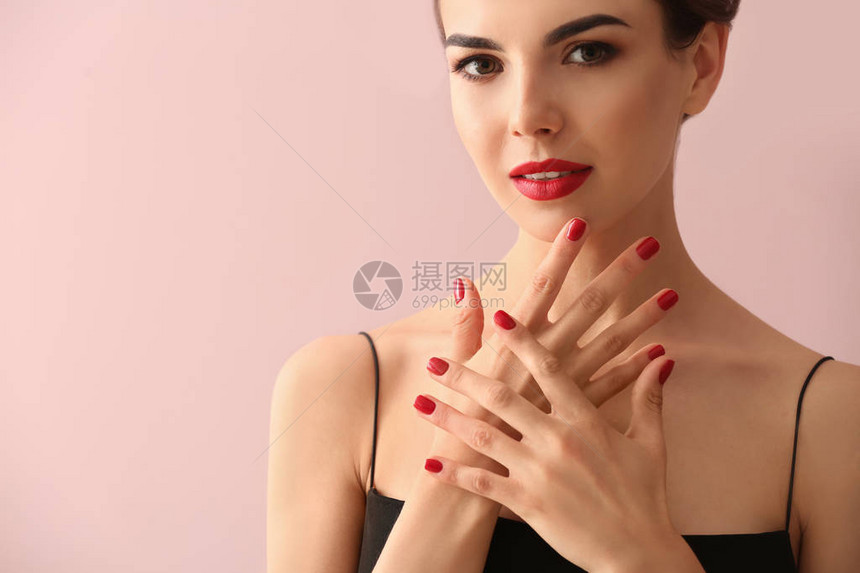 彩色背景美丽的指甲美容年轻女子图片