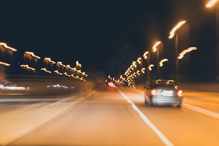 摘要背景速度和灯光夜间公路上的汽图片