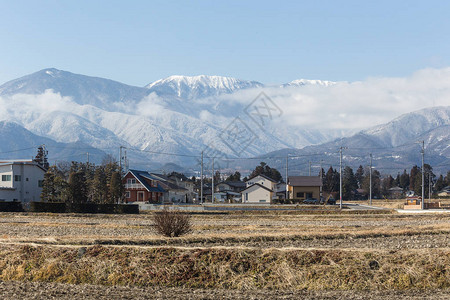 冰雪城市环绕着冬天的大自然图片