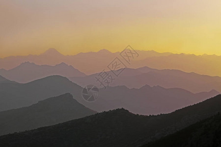 山中的清晨日出图片