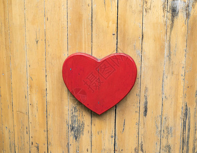 情人节木板上的红心图片