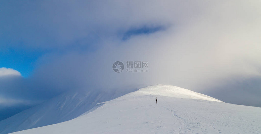 山上充满戏剧冬季风景鲜雪薄雾图片