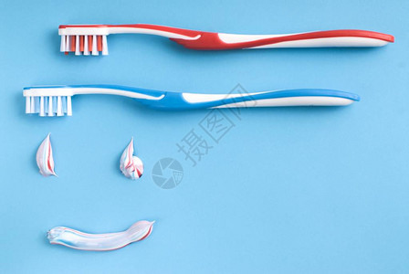 用牙刷和牙膏清洁牙齿的概念图片
