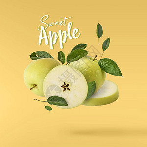 在空气中飞行绿色新鲜全切苹果和叶子在黄色背景食物悬浮背景图片