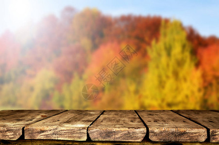 自然背景模糊的空木桌背景图片