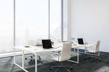 经理办公室内部有白色的墙壁白色的桌子和笔记本电脑图片