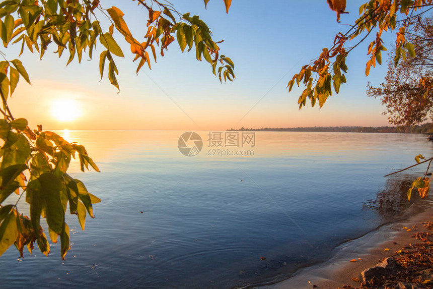 水面的风景海岸日落horizon图片