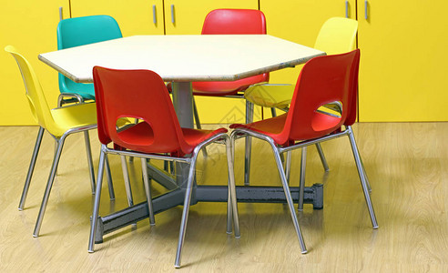 没有儿童的幼儿园教室的小彩色椅子图片