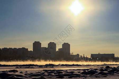 日落时的冬季城市景观图片