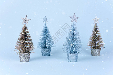 圣诞树在浅蓝色背景上Xma图片