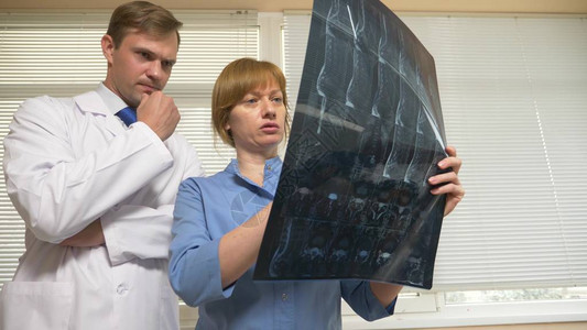 医生一男女分析了磁共振X光图像的结果磁共振治疗在图片
