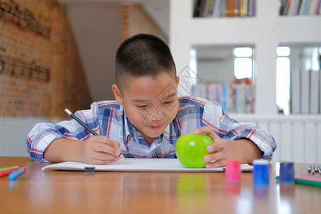 小亚洲孩子男孩儿童小学生图画片儿童背景图片