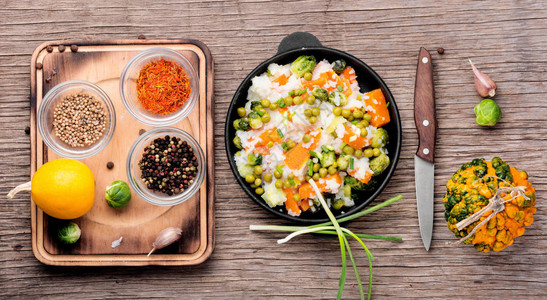 蔬菜米饭烩配南瓜胡萝卜豌豆和卷心菜秋季菜单秋季食品图片