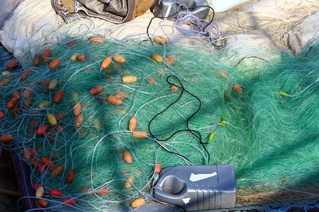 海上捕鱼用的渔具和网图片