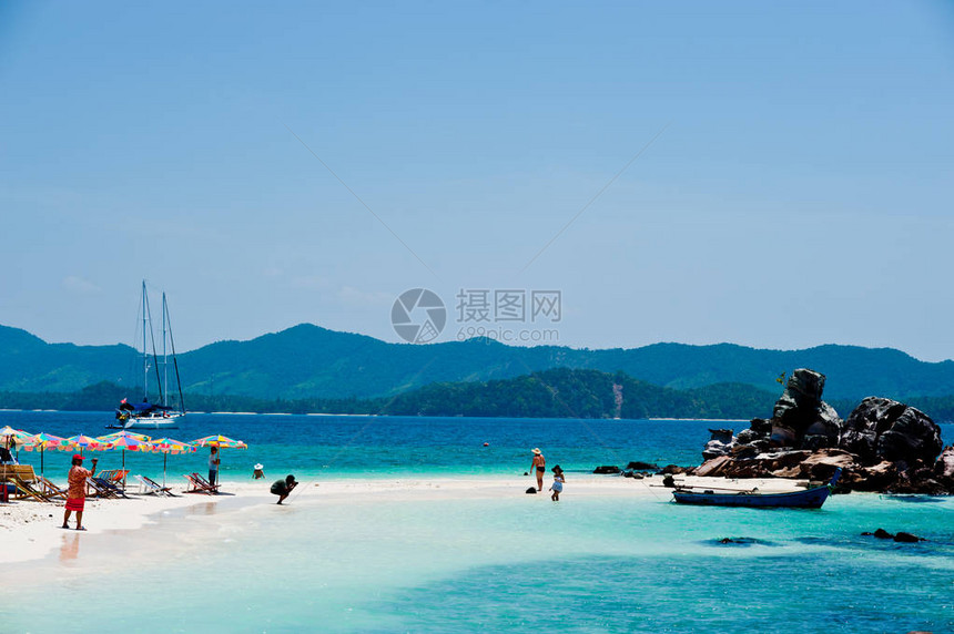 泰国普吉西米兰岛的热带白色沙滩图片