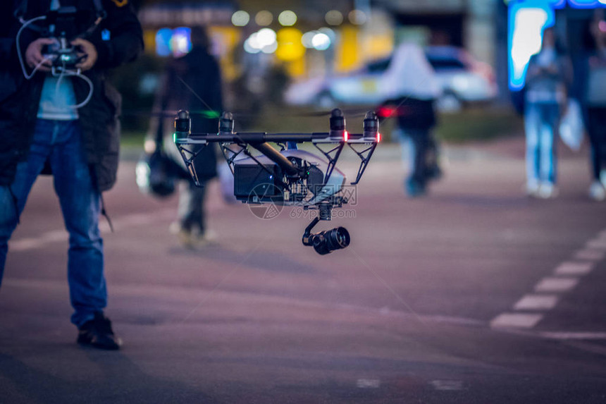 遥控空气无人机Dron与动作相机飞行孤立在白色背景上3D渲染图片