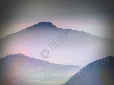 抽象过滤器晨雾缭绕的丘陵景观梦幻般的日出伴随着迷雾笼罩的山谷图片
