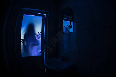 窗户里女人的恐怖剪影万圣节概念模糊的浴室剪影图片