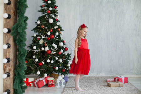 小女孩打开圣诞礼物树图片