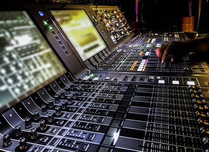 在一个聚会上Dj控制声音控制器在音乐会夜总会播放混合EDM音乐图片