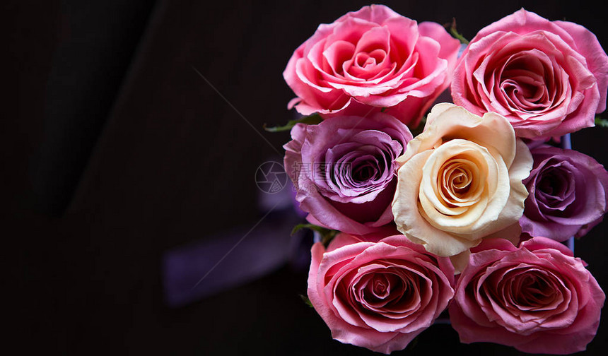 桌子上美丽的粉红花束紫色花束和黄色玫图片