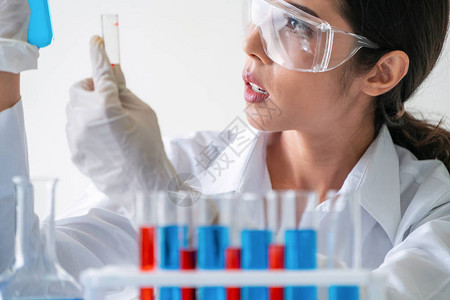 女科学家在实验室工作检查试管中的生物化学样品科学技术研发研究理念图片