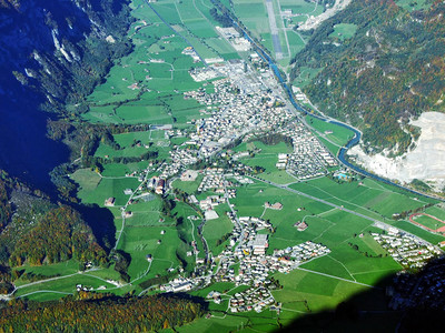 内斯塔勒镇和瑞士格拉鲁斯州林特河高山谷里德恩居民点的R图片