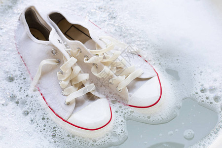 讲卫生洗鞋前浸泡鞋子清洗脏运动鞋背景