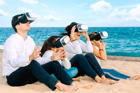 年轻家庭与VR眼镜在虚拟现实中玩乐背景图片