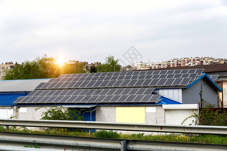 太阳能电池板光伏在工业建筑屋顶上的替代电源可持续资源概念图片