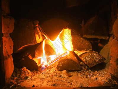 旧俄罗斯炉灶壁炉燃烧的烈火点燃了温暖的光芒图片