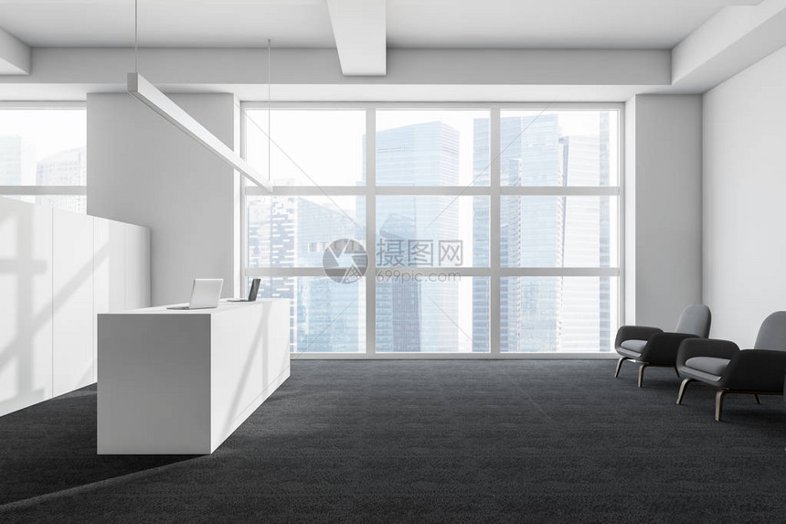 内置有白色墙壁大窗户两台笔记本电脑的白色接待台和灰臂椅的办公室图片