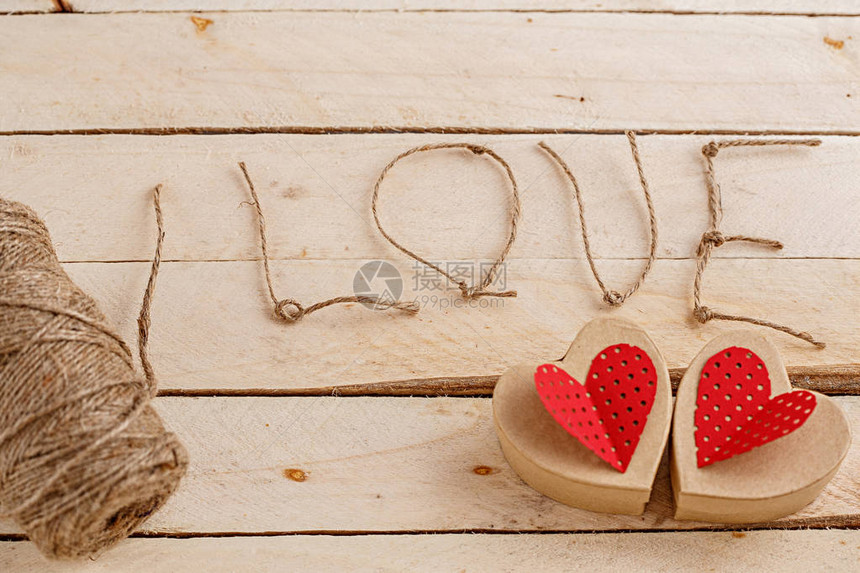 木制背景的手工纸板红心这个概念适合爱情故事和情人节您可以使用它来表图片