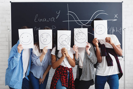 各种情绪学生在黑板上用纸遮住脸图片