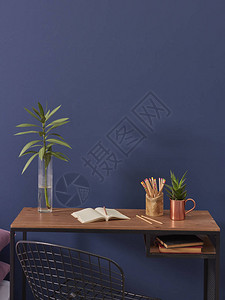 暗蓝墙概念木制工作桌花瓶背景图片