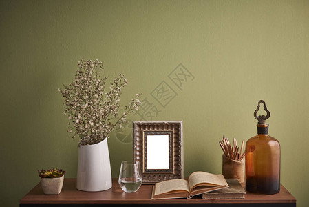 装饰桌风格和植物框架玻璃花瓶水和绿色墙壁背景桌背景图片