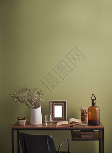装饰桌风格和植物框架玻璃花瓶水和绿色墙壁背景桌图片