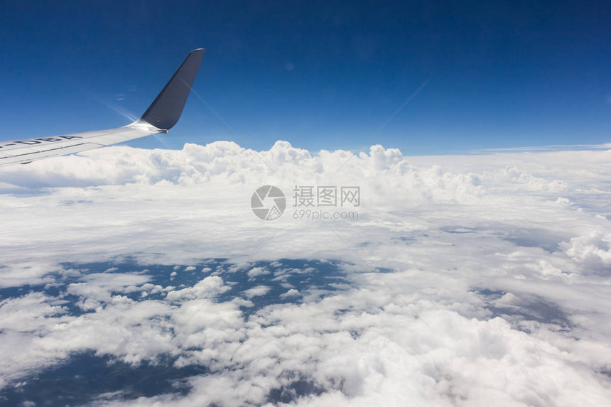 蓝天白云背景上的飞行计划图片