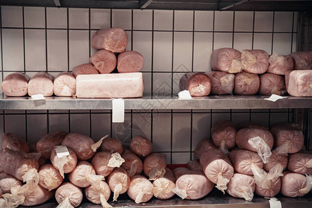 超市里的肉制品生产在超市里图片素材
