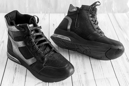 可舒适的黑色运动鞋图片
